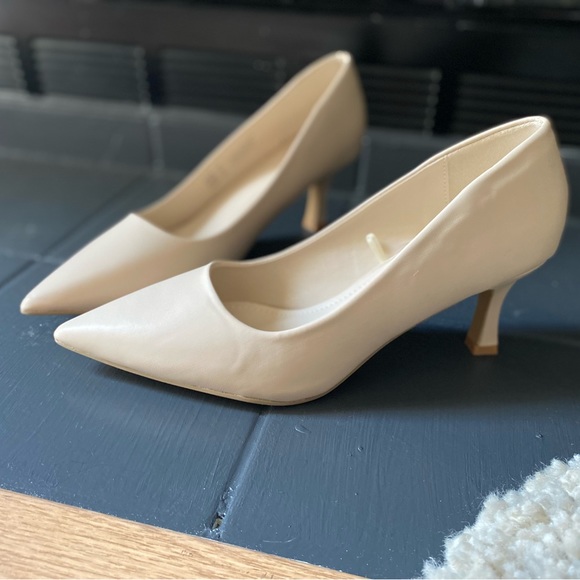 Ardene nude colour high heels,size 10 (fit like a 9-9.5) - Picture 2 of 4